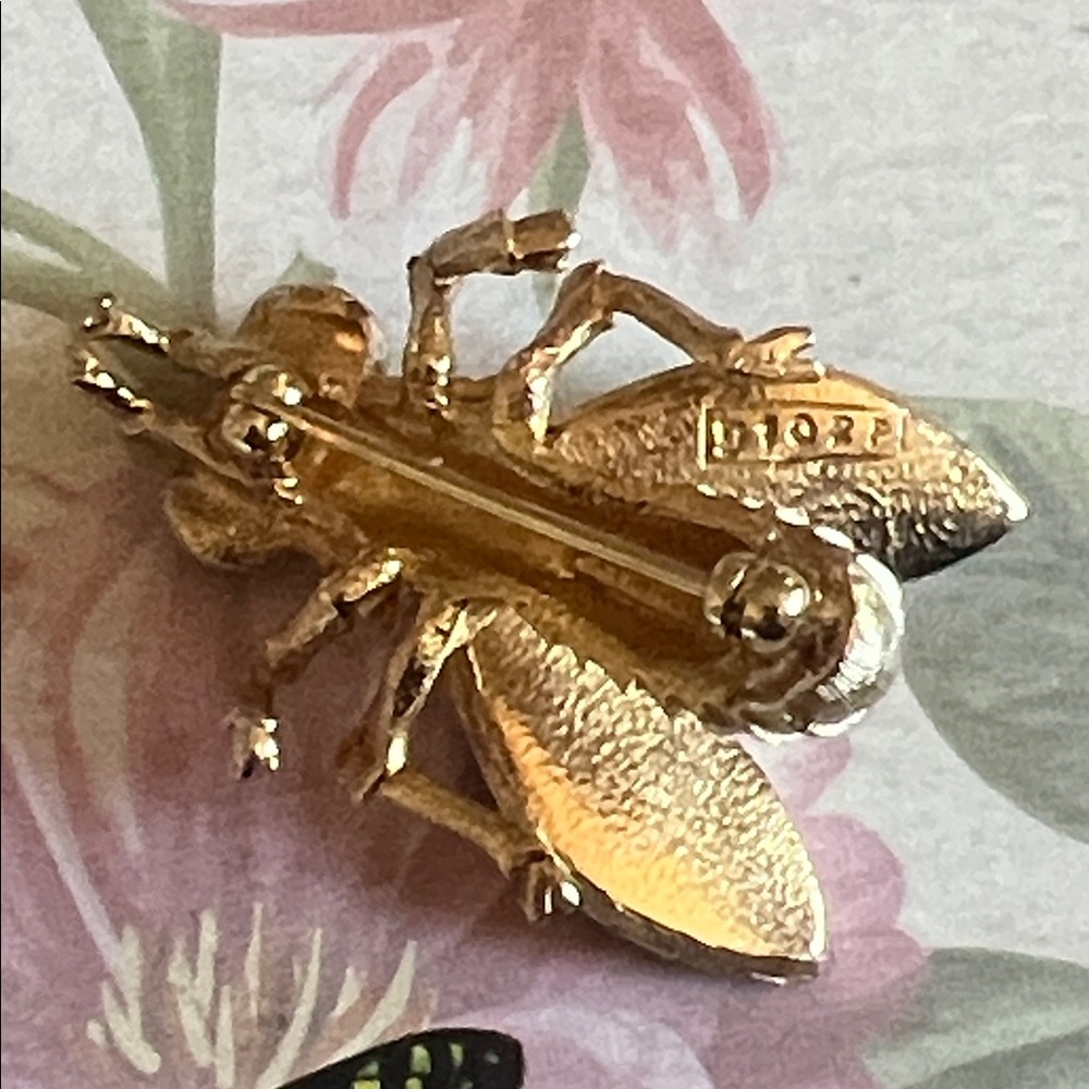 BOUCHER Signed Enameled Lifelike Bee Brooch w/Purple Paste Glass Cabachon Eyes - Picture 7 of 13
